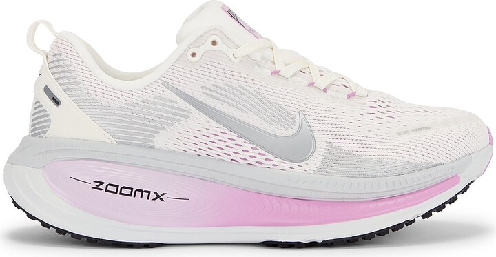 Nike Vomero 18 Sneaker in Cream,Pink