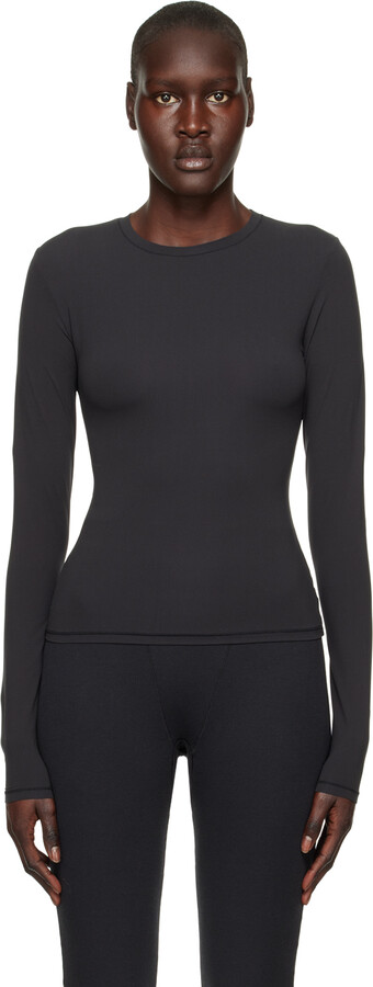 https://img.shopstyle-cdn.com/sim/8a/78/8a7840fe82cd36fd457585f57713ae5f_best/skims-black-fits-everybody-long-sleeve-t-shirt.jpg