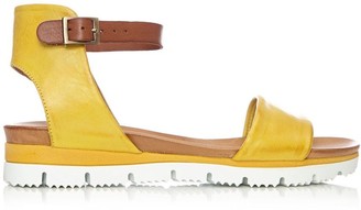 moda in pelle yellow shoes