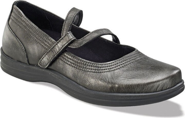 wide slip resistant shoes