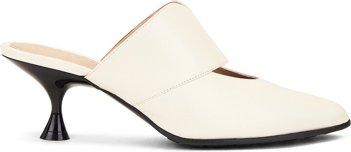 Bottega Veneta Leather Pump in Cream