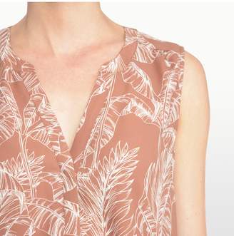NYDJ FOREST FRONDS PRINTED SLEEVELESS PINTUCK PLEATBACK BLOUSE