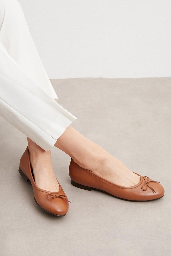 tan leather flat shoes ladies