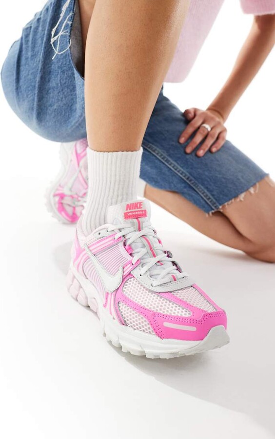 Nike Zoom Vomero 5 sneakers in white & pink