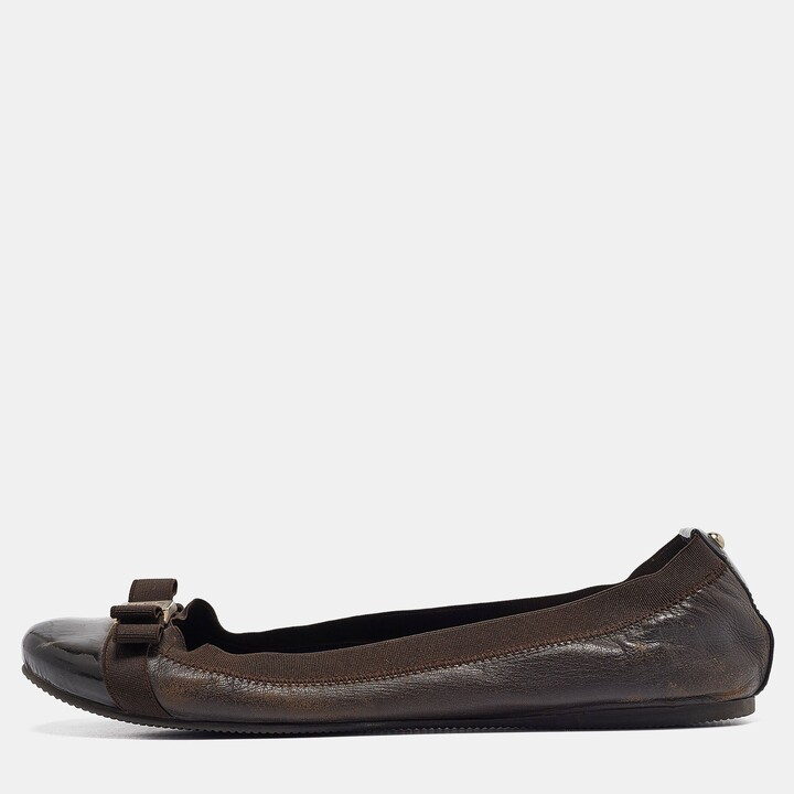 CH Carolina Herrera Brown Leather And Patent Cap Toe Bow Scrunch Ballet Flats