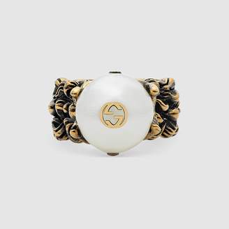 Gucci Textured ring with cream glass pearl