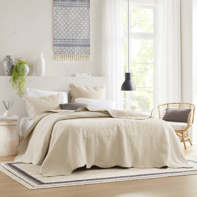 Tuscany Scalloped Edge Quilt Set