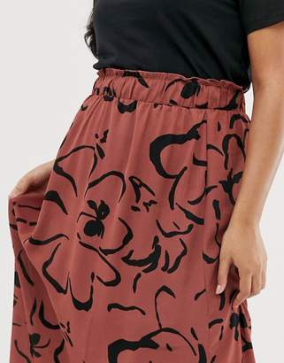 Vero Moda Curve scribble print maxi skirt-Brown