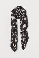 HM black white scarf