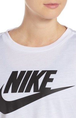 Nike Sportswear Graphic Crop Tee