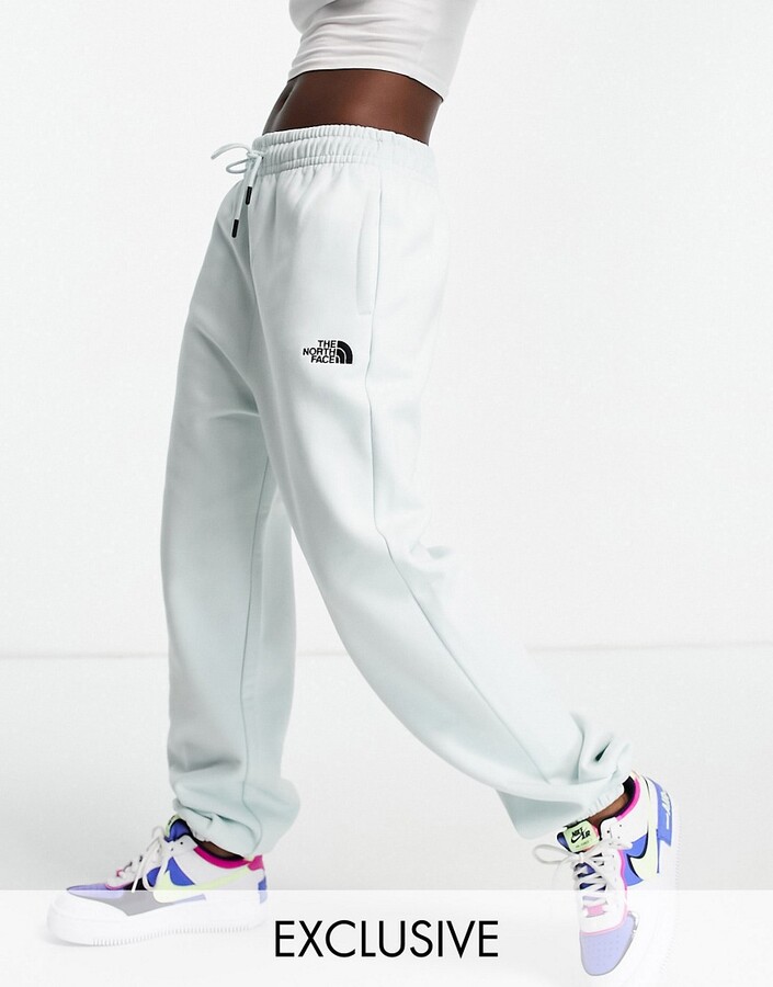 The North Face oversized essential sweatpants in lilac - Exclusive 