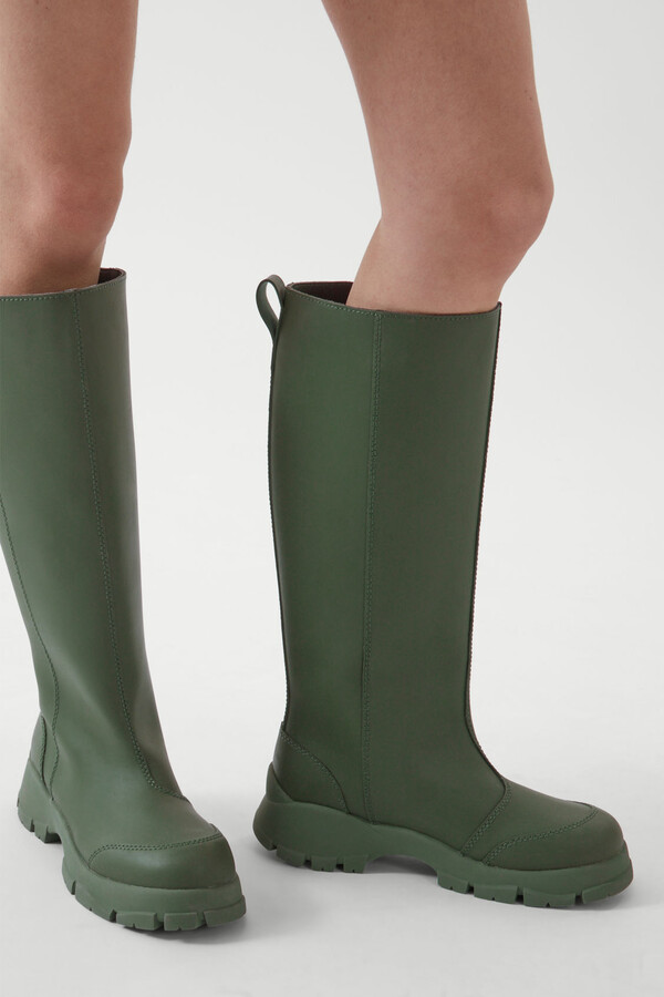 wide leg rubber boots