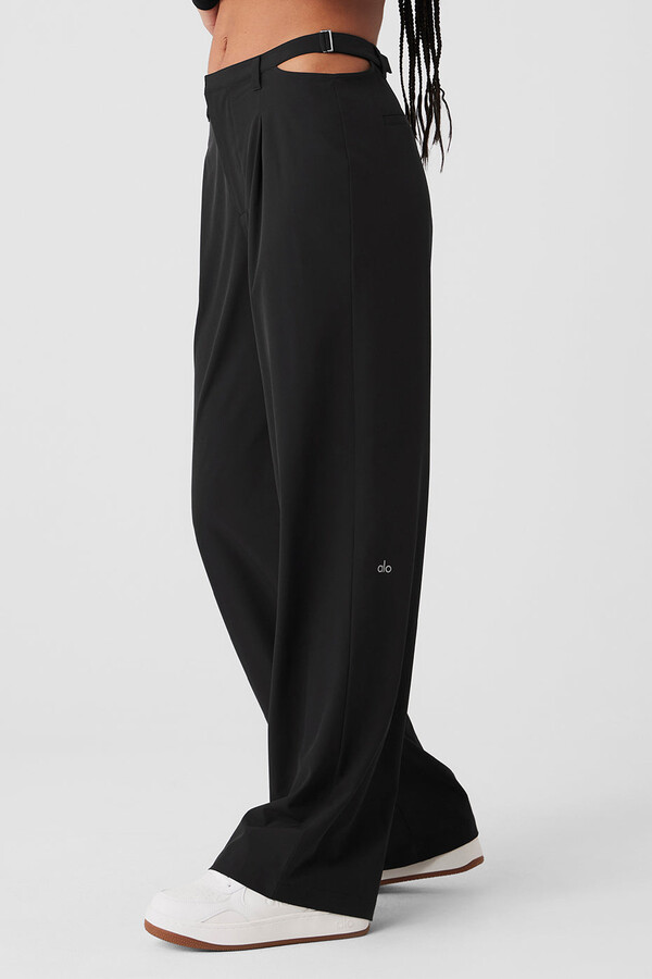 Alo Yoga Mid-Rise Showdown Trouser in Black, Size: Small