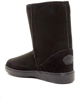 Minnetonka Short Genuine Sheepskin Pug Boot (Women)