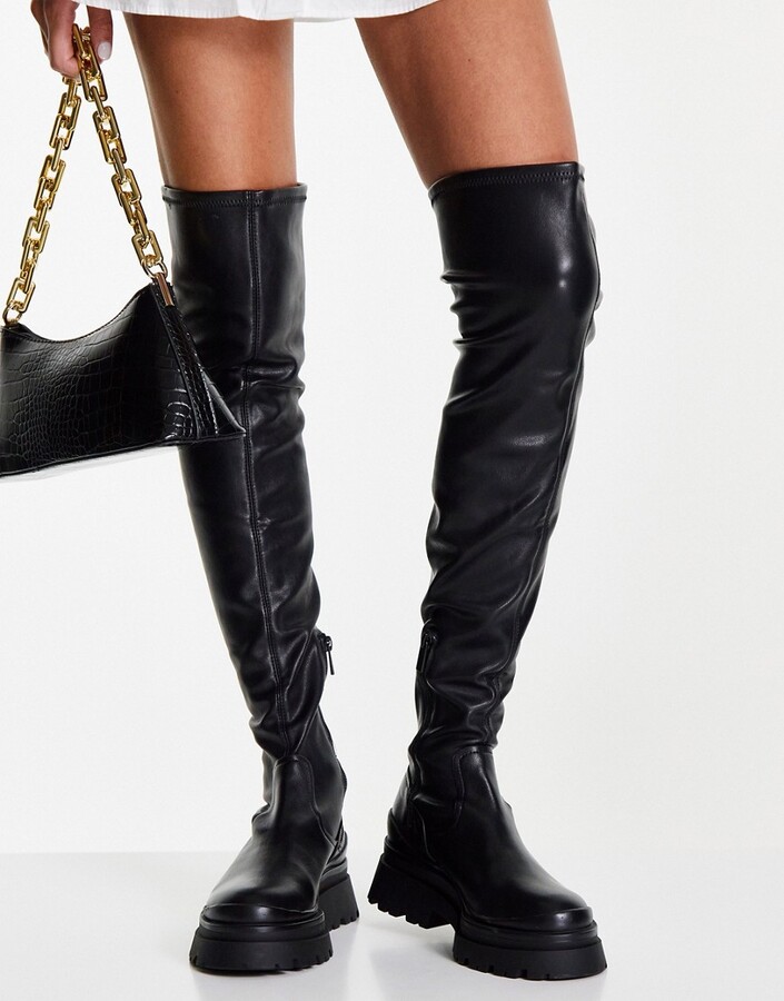 stradivarius pull on chelsea boots in black