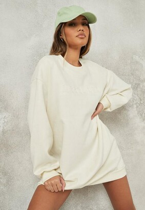 oversized cream sweater outfit