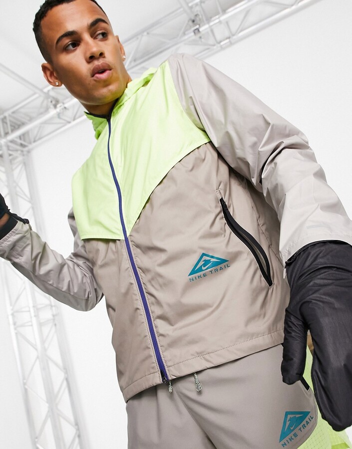 Tomar represalias Microprocesador Destreza Nike Running Trail logo windbreaker jacket in lime - ShopStyle