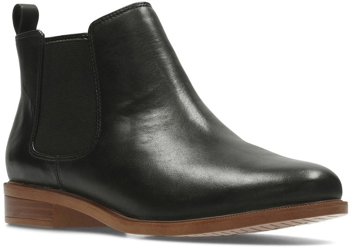 clarks taylor shine wide fit