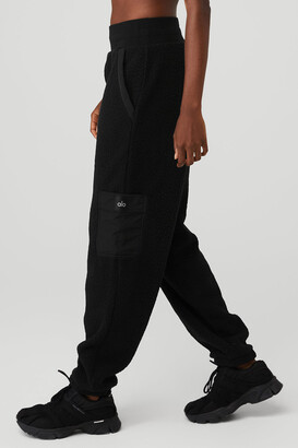 Alo Yoga | Micro Sherpa High-Waist Solstice Sweatpant in Black, Size: 2XS
