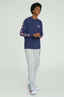 Tommy Jeans ‘90s Peacoat Long-Sleeve T-shirt