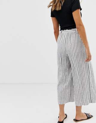 New Look crop trousers in cream pattern