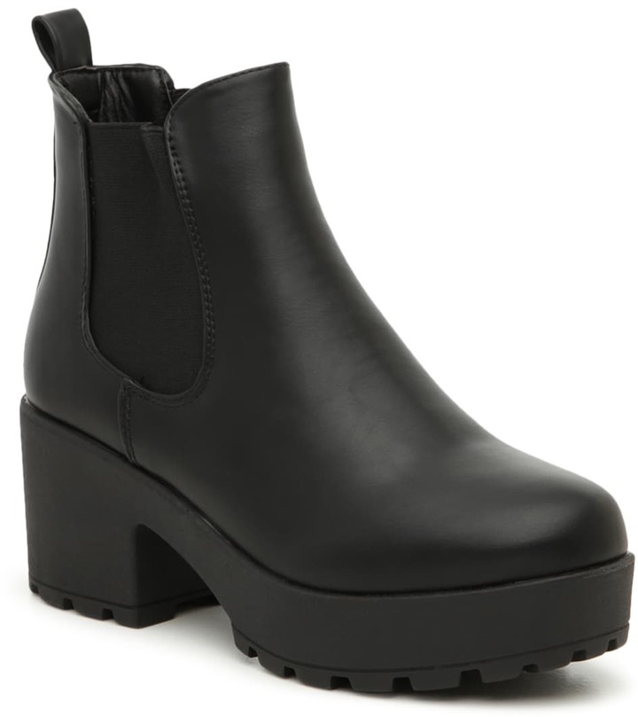 snowboard boot width