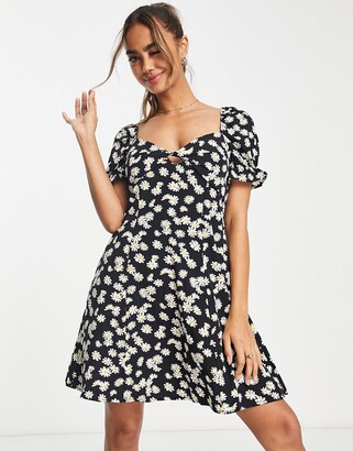 Qed London twist front mini dress in daisy print