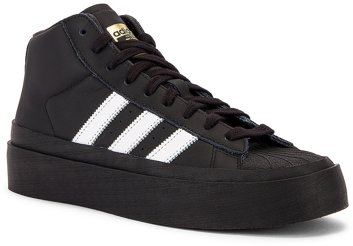 white shoes 1 inch heel