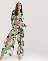 Thumbnail for your product : PrettyLittleThing exclusive tie front palm print crop top