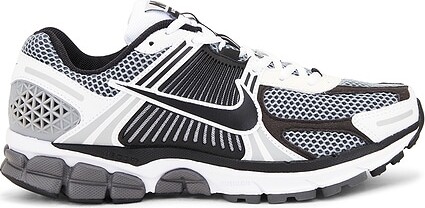 Nike Zoom Vomero 5 Se Sp in Dark Grey, Black-White-Sail