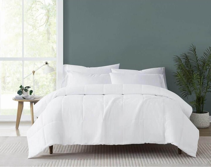 Truly Soft Everyday Solid White Twin Down Alternative Microfiber Blanket