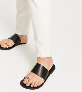 ASOS DESIGN Fahrenheit chunky toe thong flat sandals in black - BLACK