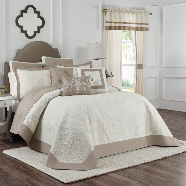 Vue Bensonhurst Modern Farmhouse Medallion 4-Piece Comforter Set