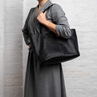 Holly & Tanager Commuter Leather Tote Bag In Black