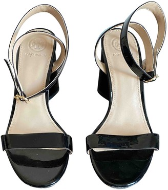 tory burch black patent leather sandals