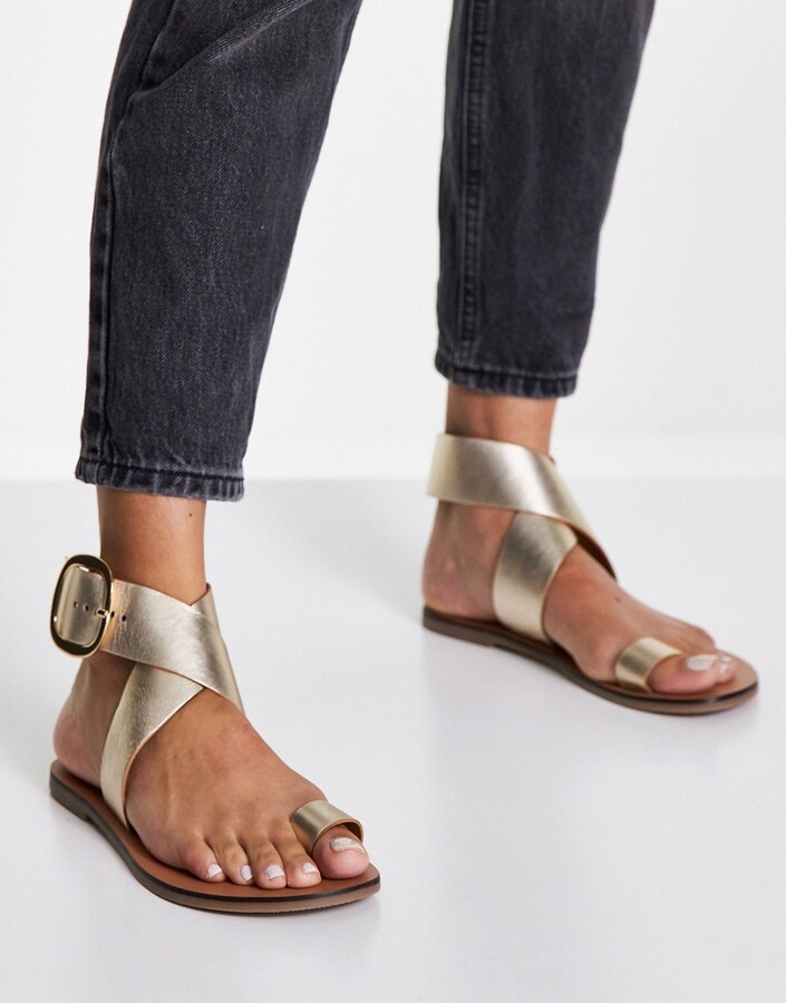 ASOS DESIGN Flyer leather toe loop flat sandals in gold - ShopStyle