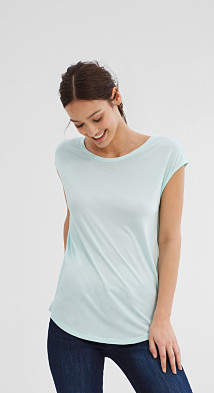 Esprit Flowing top w a V-neck at the back