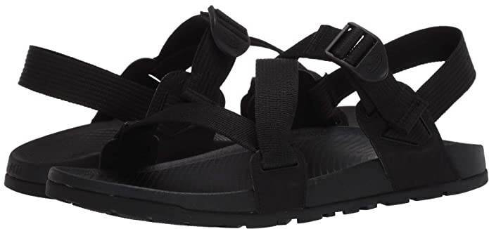 black strappy chacos