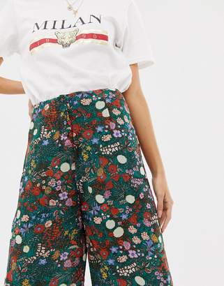 Glamorous floral trousers