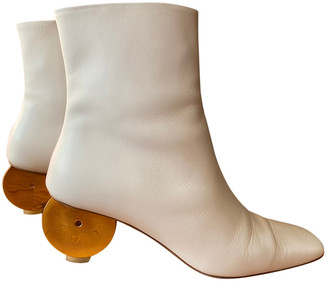 neous white boots
