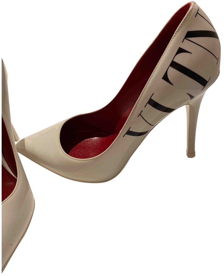 vltn white pumps
