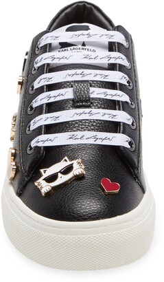 cate pin logo sneaker