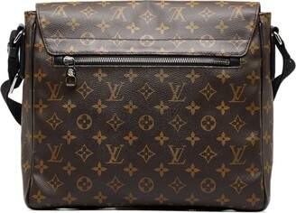 Pre-owned Louis Vuitton 2015 Macassar District Mm Messenger Bag In Brown