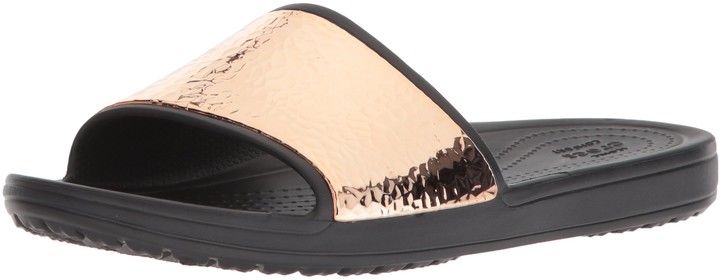 crocs sloane hammered metallic slide