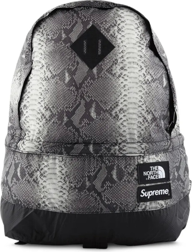 でしたらレ Supreme snake skin backpack supreme northfaceの通販 by たなか's shop