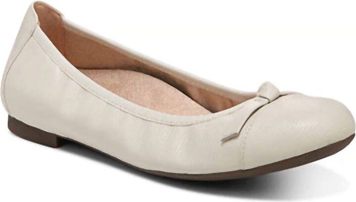 Vionic Women's Amorie Flat Shoes In Cream