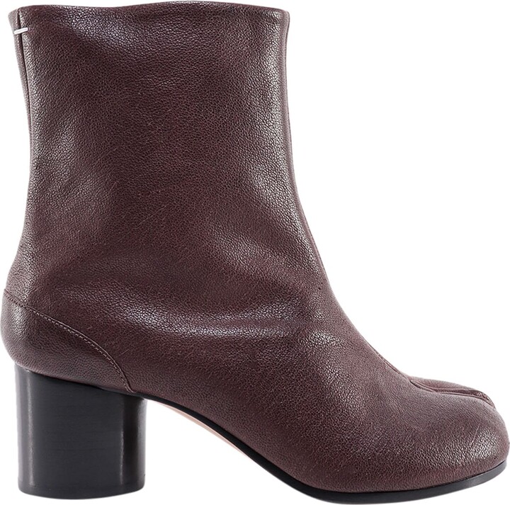 Maison Margiela Leather ankle boots with iconic Tabi toe. This item is