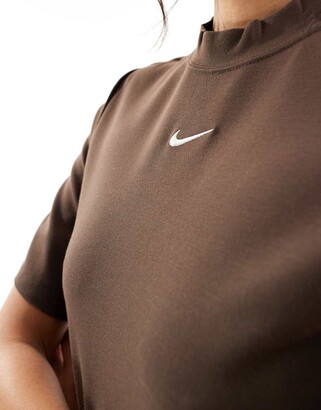【Nike】Essential mini swoosh midi dress 半袖 ワンピース ♪ Nike Essential swoosh midi dress in baroque brown | ASOS