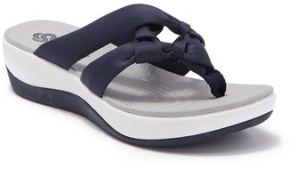 clarks toe loop sandals