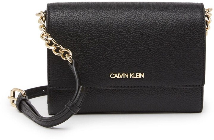 Descubrir 51+ imagen calvin klein black purse with gold chain -  Thptnganamst.edu.vn